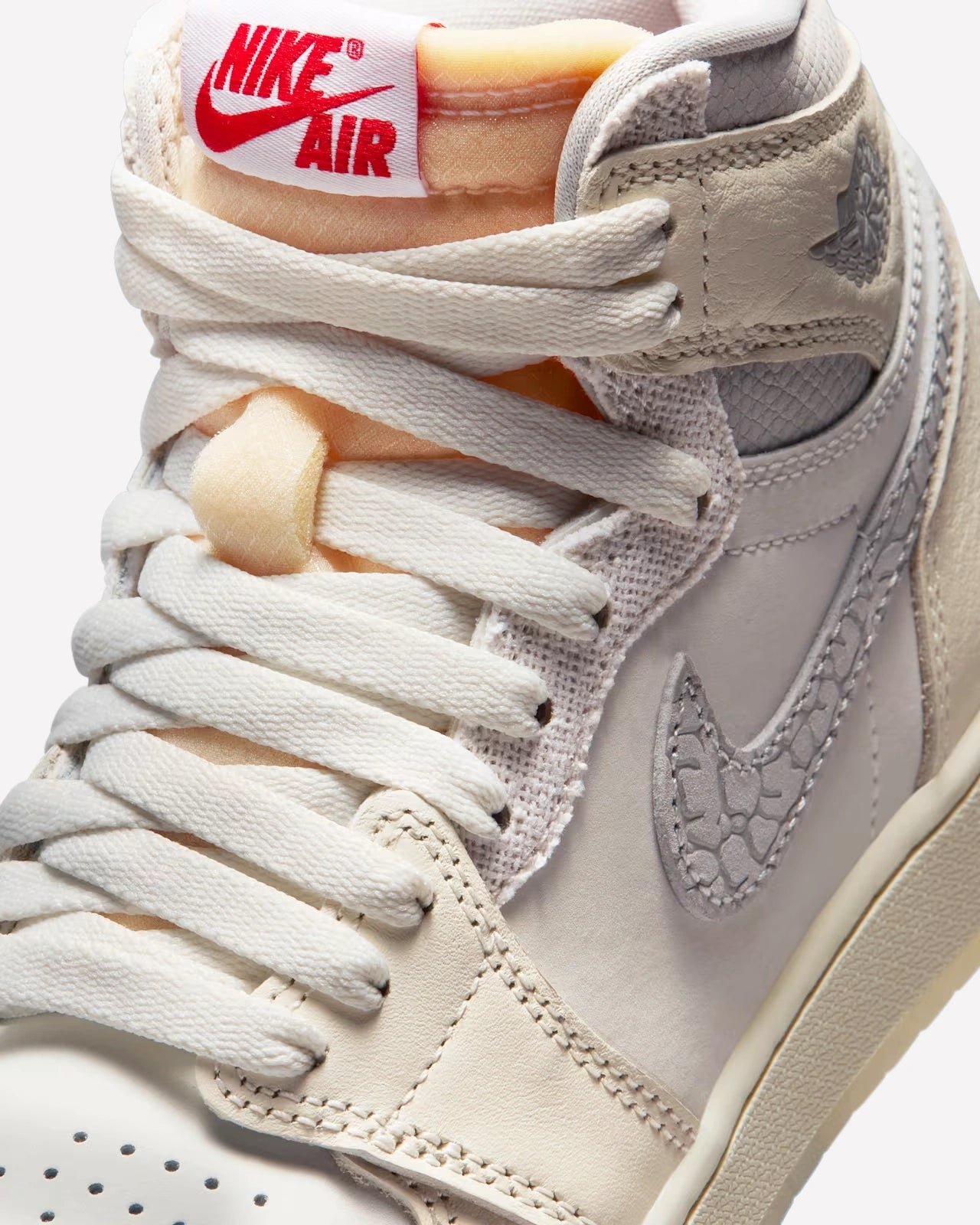 Air Jordan 1 Retro High OG Sail University Red (GS) - Imagen 6